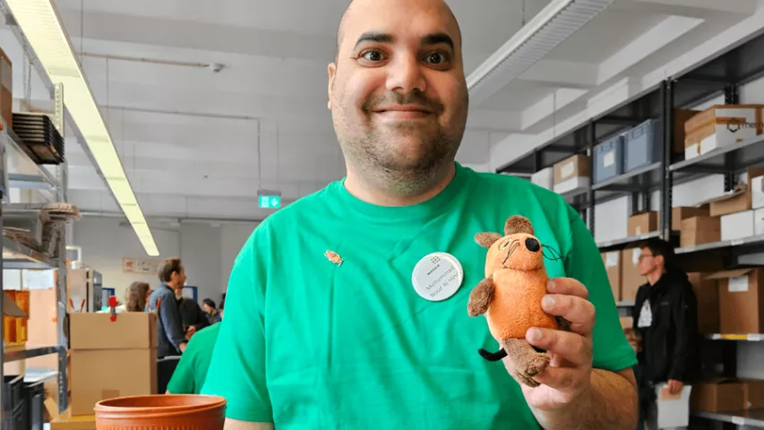 Türen auf mit der Maus-Tag 2024 in der Mosaik-Betriebsstätte Kreuzberg - unsere Mitarbeiter stellen sich und die tollen Becher von Kaffeeform vor