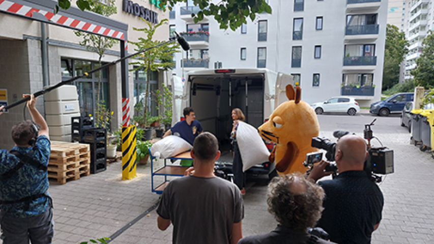 Jeremy, Moderatorin Jana Forkel und die Maus bei Ausladen der Popcorn-Lieferung