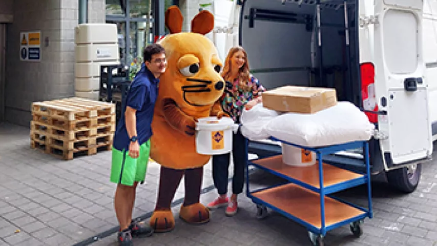 Jeremy, die Maus und Moderatorin Jana Forkel 