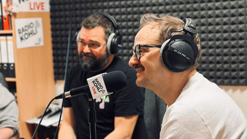 Milan Peschel im Studio von Radio Kohli - Mosaik-Berlin