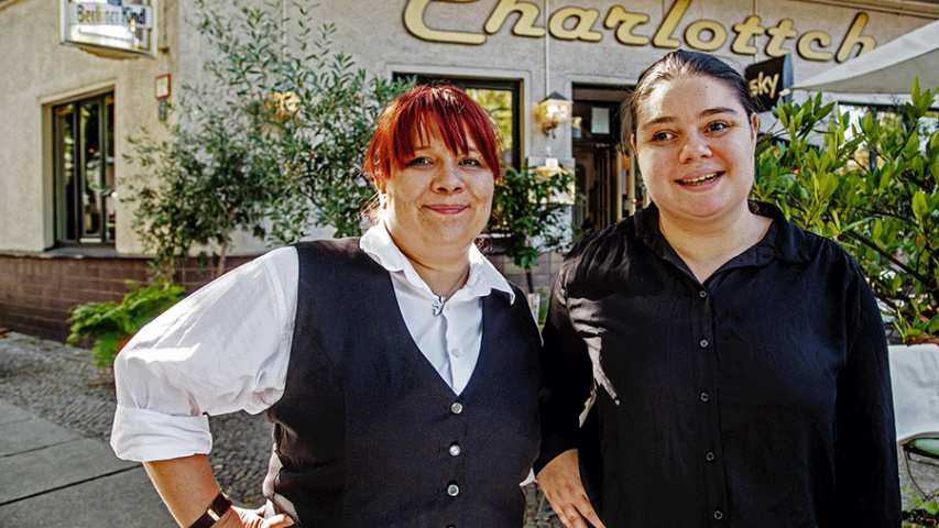 Mitarbeiterinnen vor dem Restaurant Charlottchen