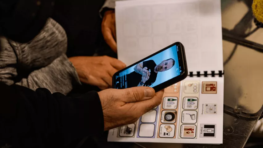 QR-Codes in der Mosaik-Einkaufshilfe führen zu Gebärden-Videos