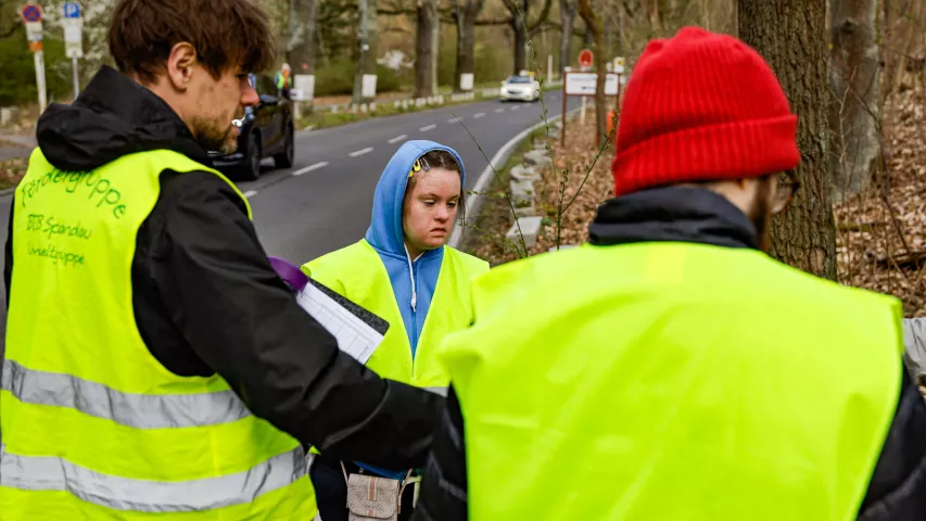 Teilnehmer der Mosaik-Kiezhilfe an der Havelchaussee im Grunewald bei der Rettung von Kröten