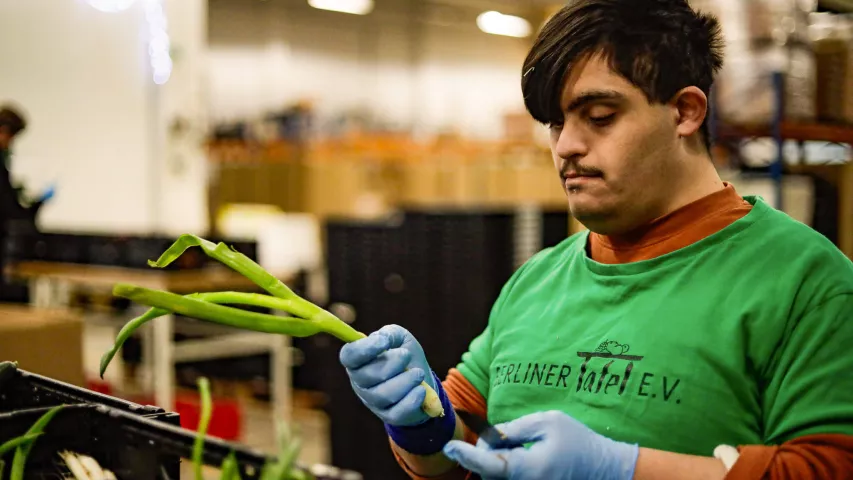 Mosaik-Kiezhilfe: BFB-Teilnehmer hilft bei der Berliner Tafel