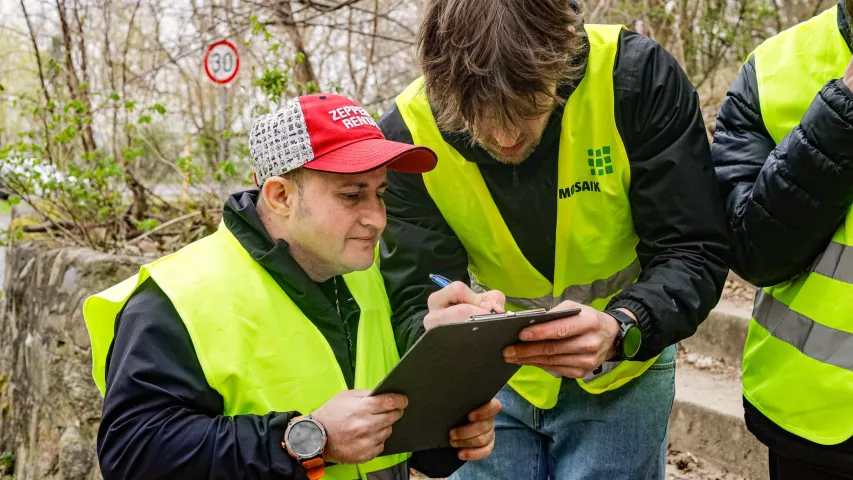 Mosaik-Kiezhilfe: BFB-Teilnehmer helfen bei Krötenwanderung im Grunewald