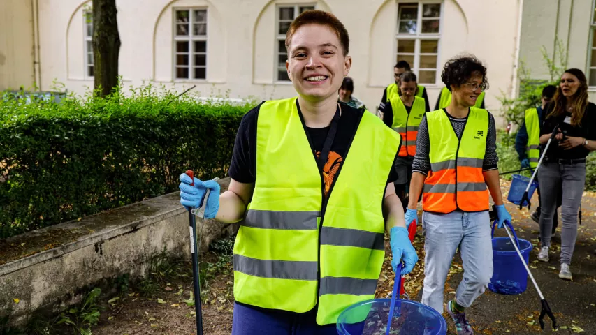 Mosaik-Kiezhilfe: BFB-Teilnehmer helfen beim Saubermachen auf dem Vivantes-Gelände