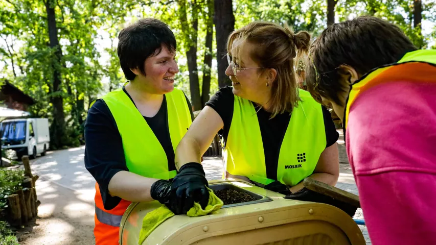 Mosaik-Kiezhilfe: BFB-Teilnehmerinnen sorgen für mehr Sauberkeit im Berliner Zoo - hier Reinigen der Mülleimer
