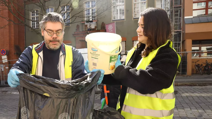 Mosaik-Kiezhilfe: BFB-Teilnehmende halten den Rollberg-Kiez sauber