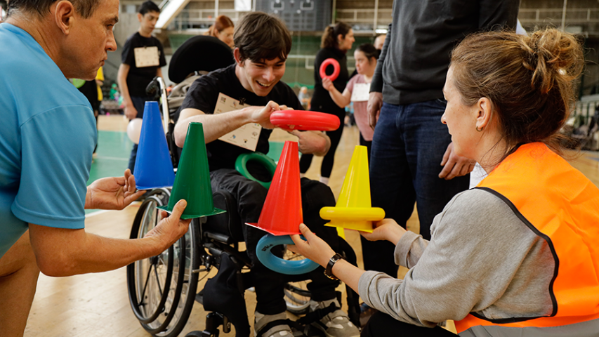 Farbenfrohes Geschick: Die Station Farben zu ordnen bei dem Mosaik-Sportfest