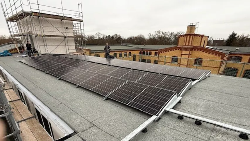 Dach mit Photovoltaikanlage der Betriebsstätte Reinickendorf 