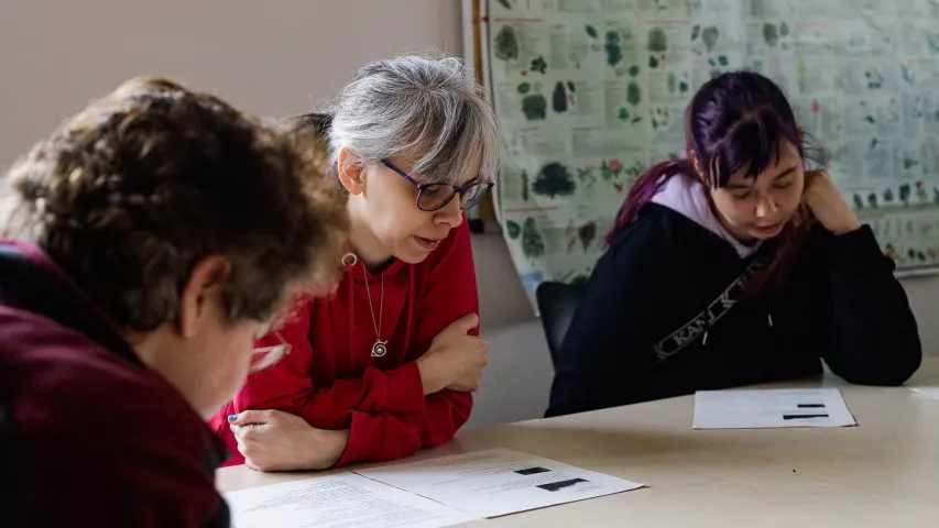 Werkstattbeschäftigte von Mosaik Berlin in der Prüfgruppe für Leichte Sprache