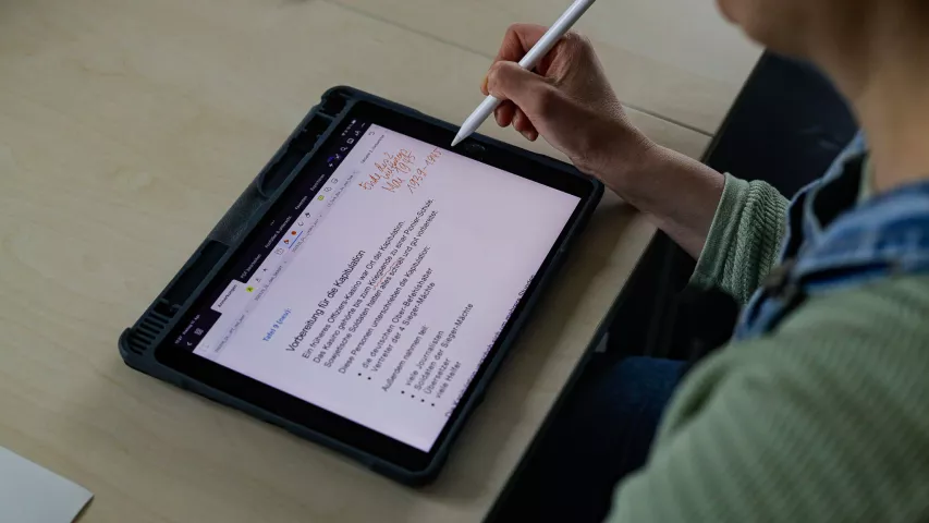 Arbeit an Texten in Leichter Sprache in der Mosaik-Prüfgruppe