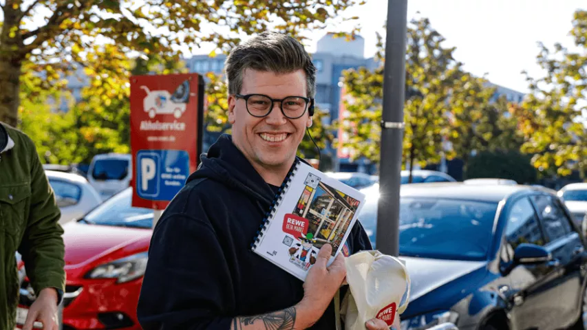 Marktmanager Martin Nothelle mit der Mosaik-EinkaufsHilfe