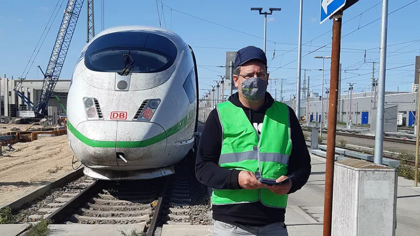 Mitarbeiter von Mosaik beim Schichtwechsel bei der Deutschen Bahn