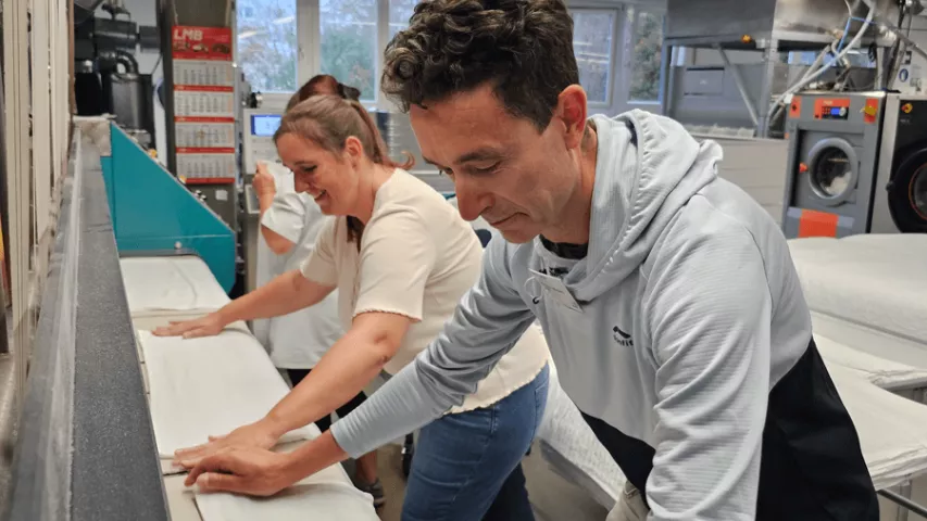 Schichtwechsel 2024 bei Mosaik: Unserer Wäscherei-Team in Mitte hatte gleich doppelte Unterstützung - Mitarbeitende von Polizei und Jobcenter halfen mit 