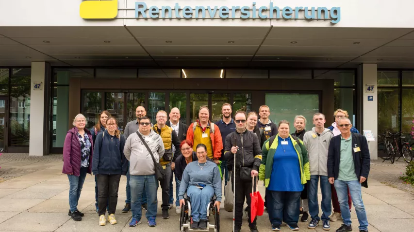 Schichtwechsel bei der Deutschen Rentenversicherung - Gruppenfoto vor der Zentrale