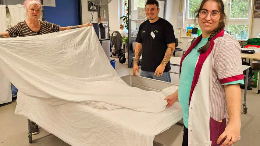 Schichtwechsel in der Mosaik-Wäscherei - gemeinsames Wäschelegen