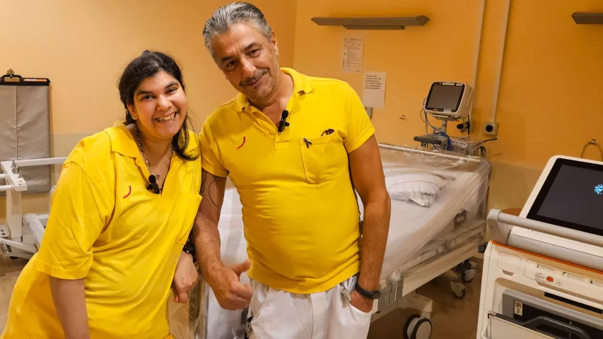 Schichtwechsel bei Vivantes / Patientenservice - gemeinsames Foto in leerem Krankenzimmer