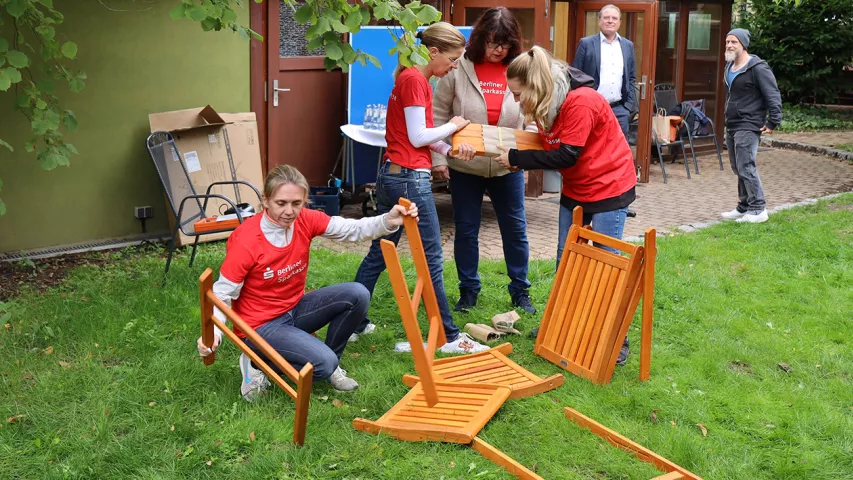 Zusammenbau der Gartenmöbel