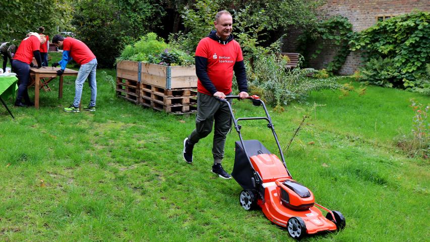Fleißige Helfende im Garten