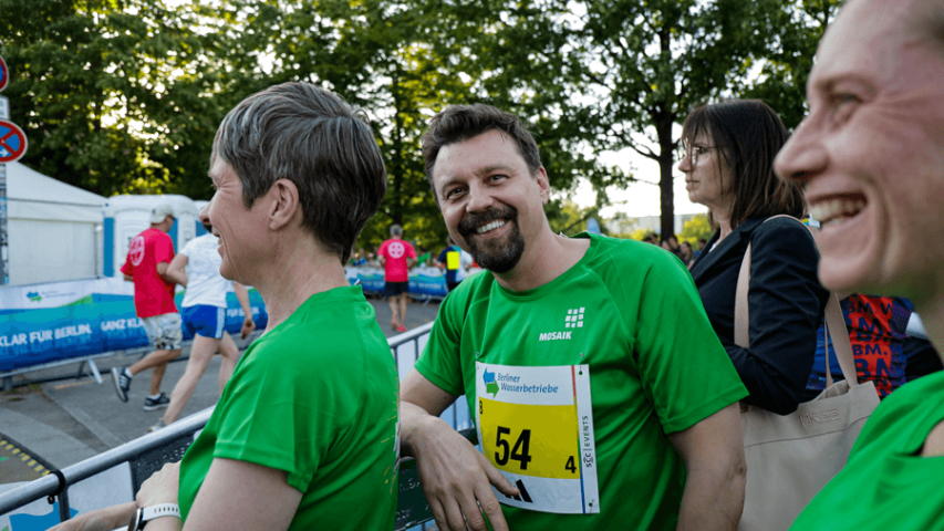 Mosaik beim Berliner Staffellauf - Gemeinsames Anfeuern 