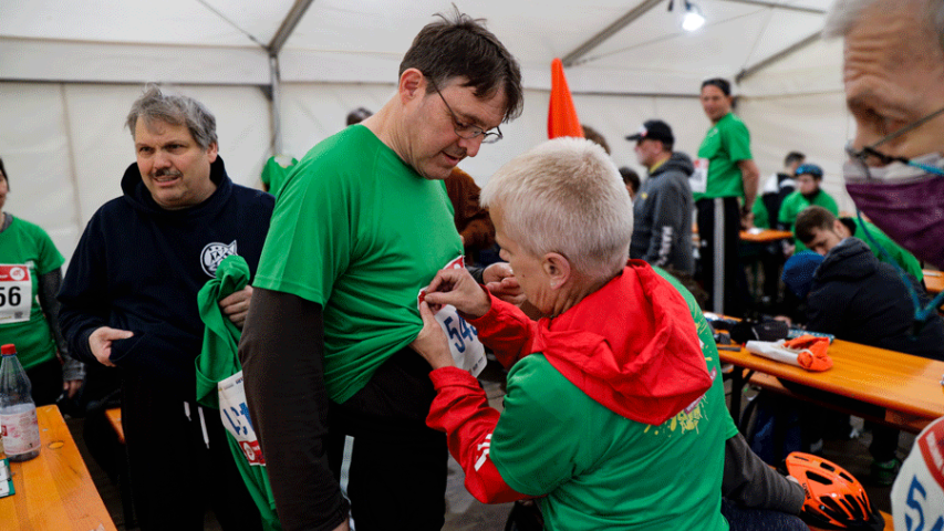 Startnummern anbringen beim 22. Berliner Firmenlauf