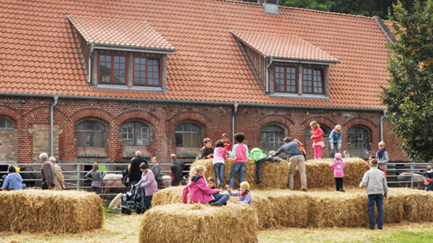 Stroh-Hüpfburg zum Erntedankfest auf dem Ökohof Kuhhorst