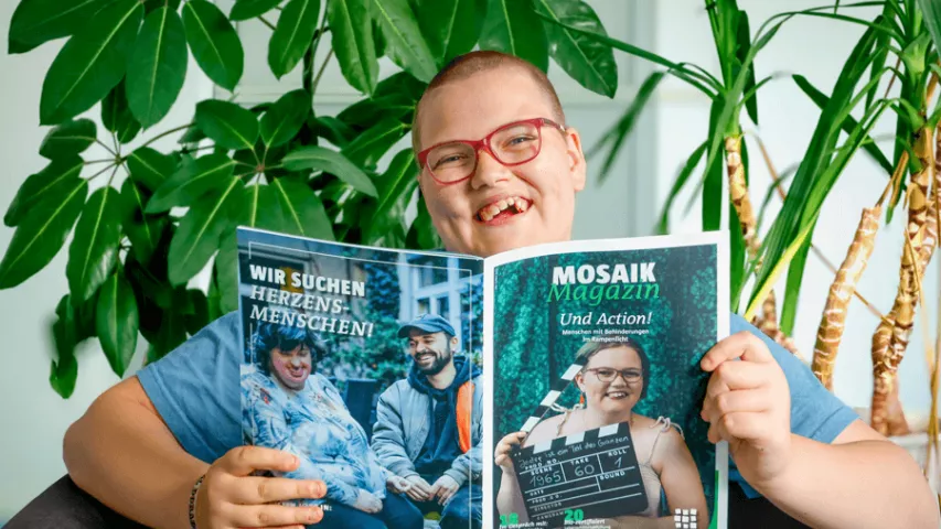 Sophie liest in der neuen Ausgabe des Mosaik Magazins - Titelthema: Menschen mit Behinderungen im Rampenlicht
