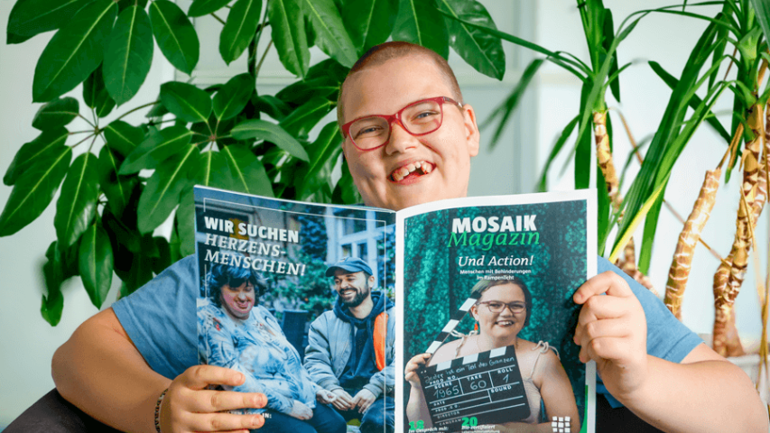 Sophie liest in der neuen Ausgabe des Mosaik Magazins - Titelthema: Menschen mit Behinderungen im Rampenlicht