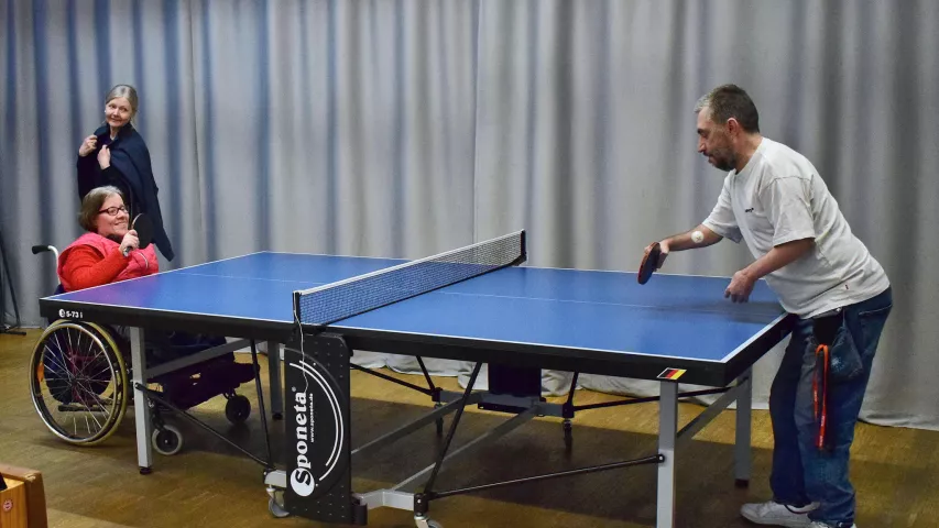 Tischtennisturnier in der Mosaik-Werkstatt in Mitte - Beschäftigte an der Platte