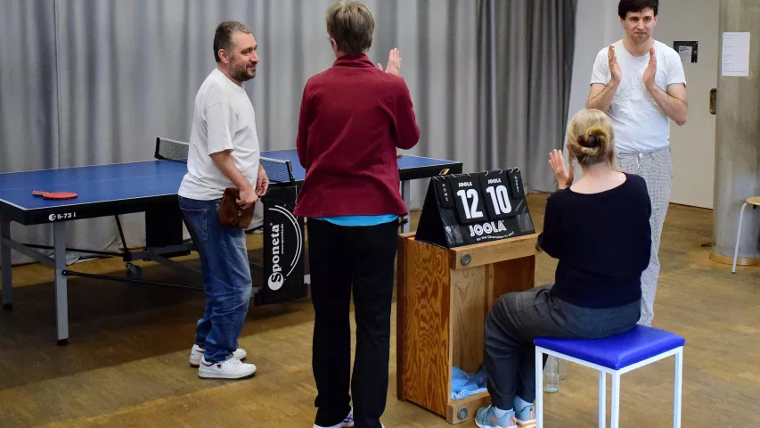 Tischtennisturnier in der Mosaik-Werkstatt in Mitte - Freude und Enttäuschung liegen bei den Partien dicht beieinander