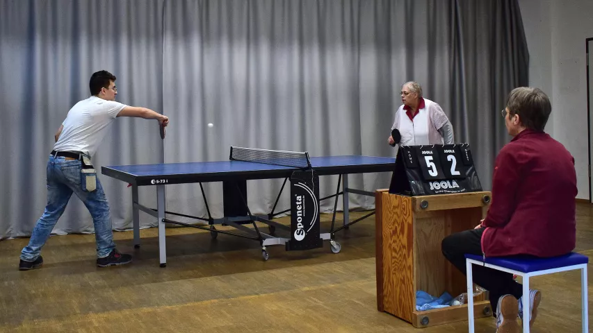 Knappe Spiele beim Tischtennisturnier in der Mosaik-Werkstatt in Mitte