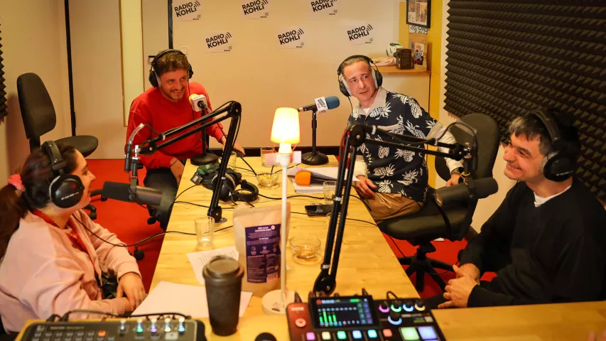 Tommi Schmitt im Studio von Radio Kohli in Berlin-Kreuzberg bei Mosaik-Berlin