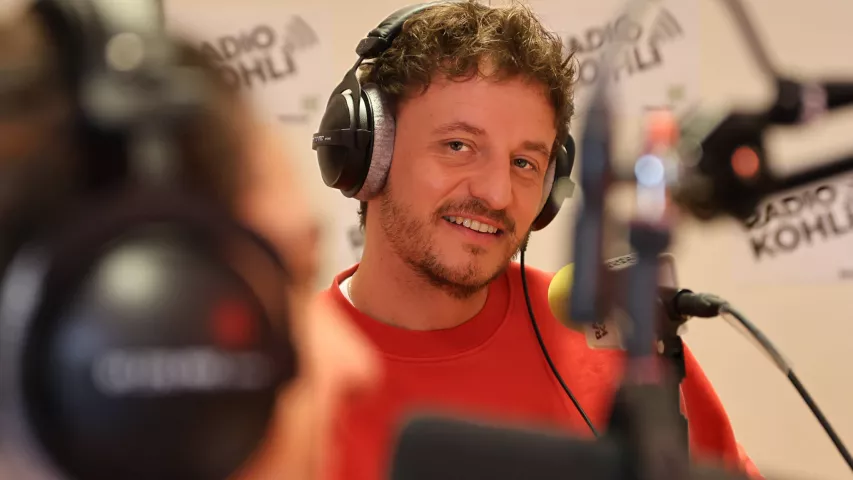 Tommi Schmitt im Studio von Radio Kohli bei Mosaik-Berlin