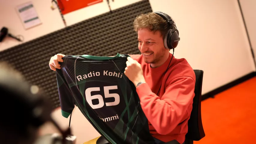 Tommi Schmitt im Studio von Radio Kohli bei Mosaik-Berlin - als Gastgeschenk gab es ein selbstdesigntes Trikot
