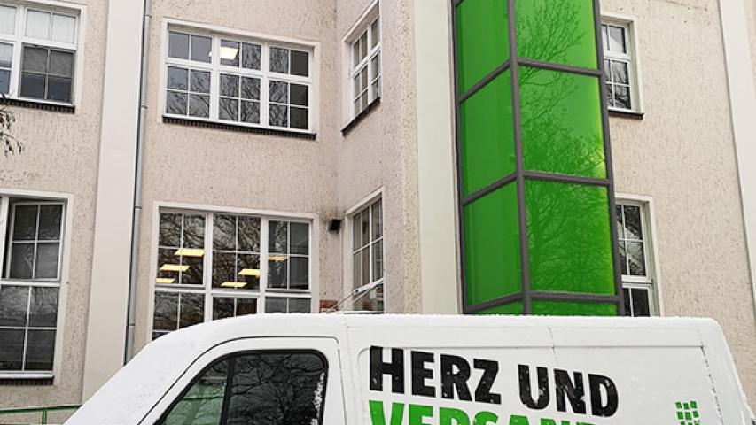 Transporter mit Schriftzug "Herz und Versand" der Mosaik-Betriebsstätte Reinickendorf