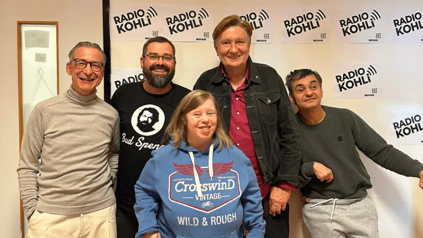 Ulli Zelle mit dem Team von Radio Kohli