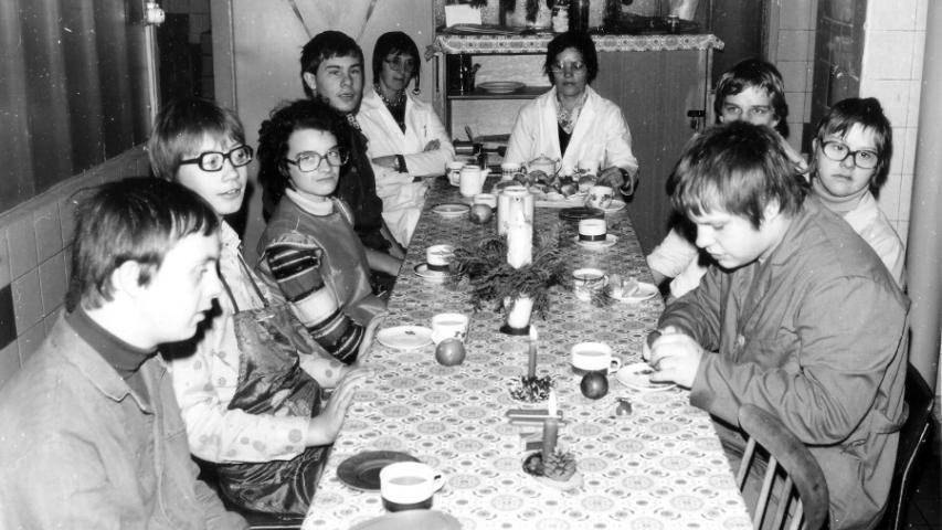 um 1980 - eine der ersten Außengruppen - Mitarbeiter der heutigen Betriebsstätte Mitte bei der Frühstückspause im VEB Kosmetik