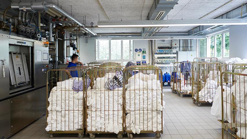 Trolleys mit Schmutzwäsche in der Wäscherei Betriebsstätte Mitte