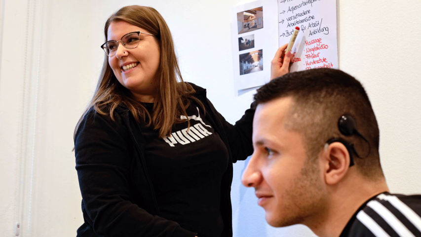Job-Coach Corinna Schröter bei einem Workshop mit Beschäftigten