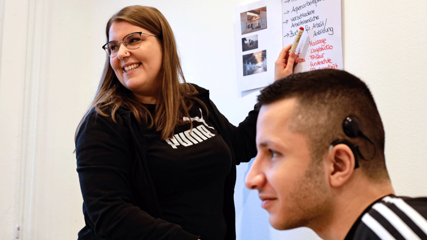 Job-Coach Corinna Meier bei einem Workshop mit Beschäftigten