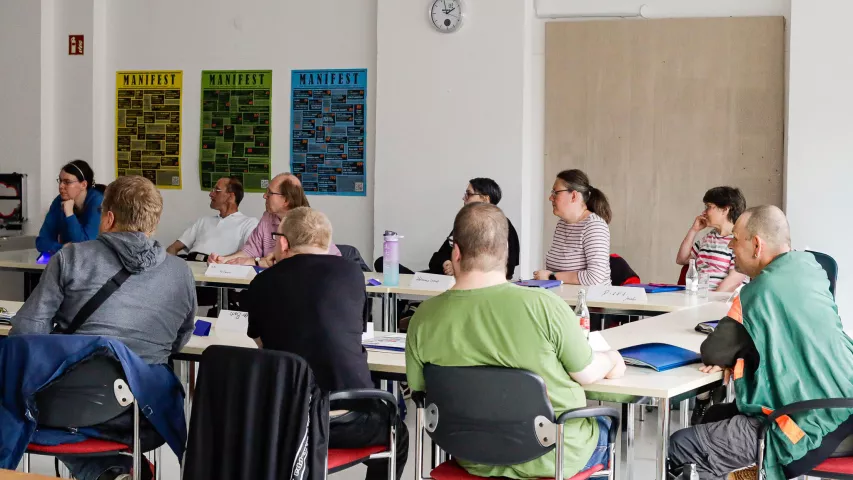 Workshop für angehenden Sicherheitsbeauftragte im Werkstattbereich - durchgeführt von der BGW - hier: Teilnehmende sitzen auf ihren Plätzen und hören gespannt zu