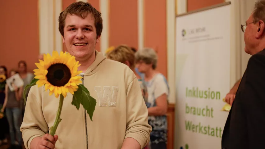 Absolvent des Berufsbildungsbereichs von Mosaik auf der feierlichen Zertifikatsübergabe im Roten Rathaus von Berlin 2025